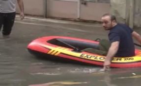 Yer: İzmir... Göle dönen sokaktan botla geçti