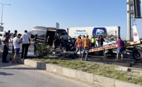 Alanya'da tur minibüsü TIR'la çarpıştı: 2 kişi öldü, 12 kişi yaralandı