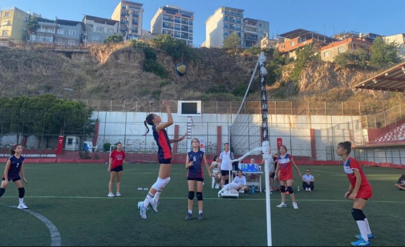 Bayraklı’da voleybol şenliği