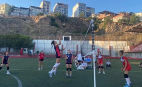 Bayraklı’da voleybol şenliği