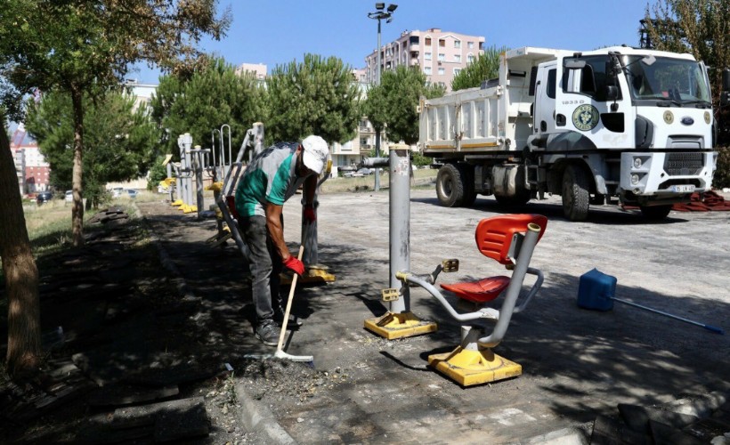 Buca'da kundaklanan parkta yenileme çalışmaları başladı!