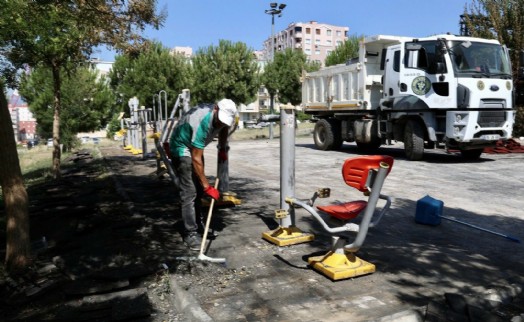 Buca'da kundaklanan parkta yenileme çalışmaları başladı!