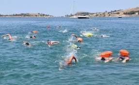 Foça'da 25 kilometrelik açık su yüzme maratonu yapıldı