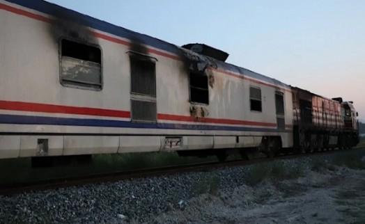 İçinde 240 yolcu vardı! Tren alevlere teslim oldu