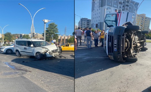 İzmir'de ambulans ile kamyonet çarpıştı: 3 yaralı