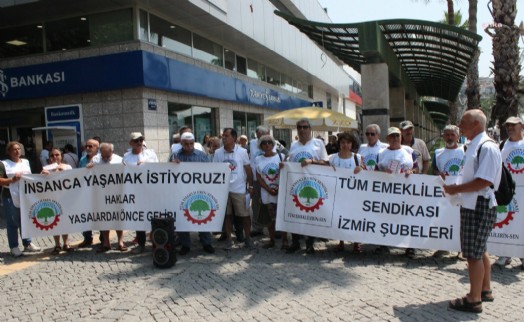 İzmir'de emekliler, TÜİK'in enflasyon verilerini protesto etti