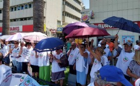 İzmir'de emeklilerden zam yağmuruna şemsiyeli protesto!