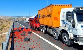 İzmir'de kamyon tıra arkadan çarptı: 1 ölü