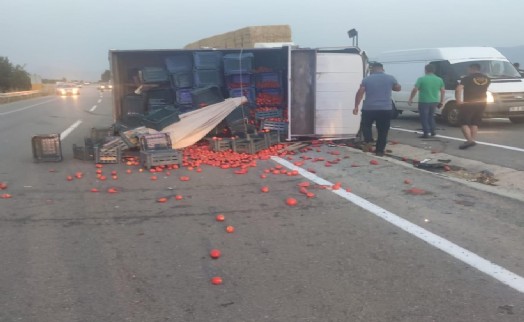 İzmir'de kamyonetle çarpışan otomobilin sürücüsü hayatını kaybetti