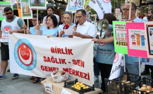 İzmir'de memurlar, zamları protesto etmek için tezgah açıp patates, soğan ve simit sattı