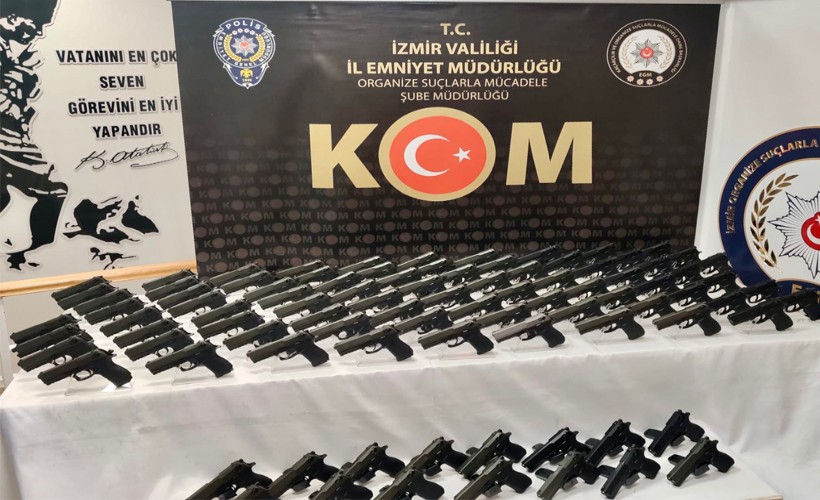 İzmir'de ruhsatsız silah deposuna baskın