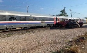 İzmir'de yolcu treni, traktöre çarptı: 4 yaralı