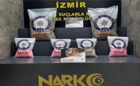 İzmir polisi yüklü miktarda bonzai ve ecstasy hap ele geçirdi