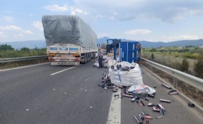 İzmir’de hurda yüklü kamyonet devrildi: 2 yaralı