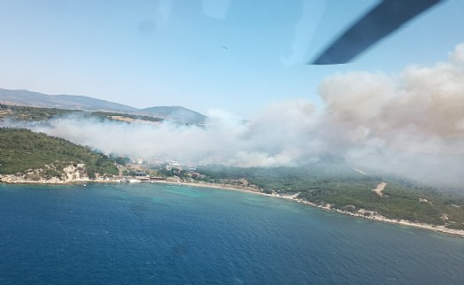 İzmir’deki orman yangını uçak seferlerini iptal ettirdi