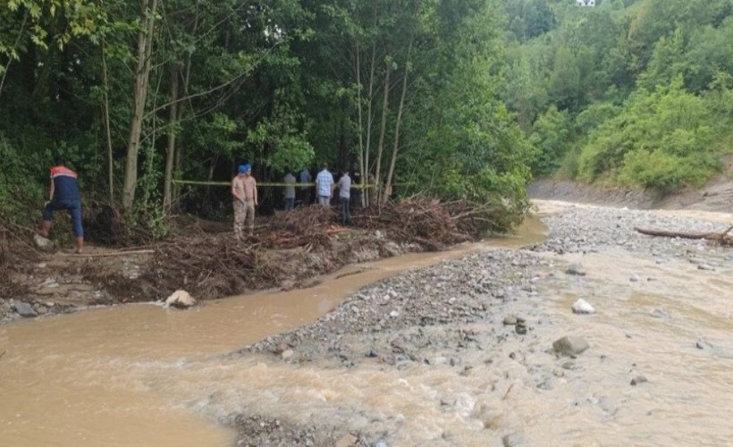 Karadeniz'i sağanak vurdu: Samsun'da sel can aldı