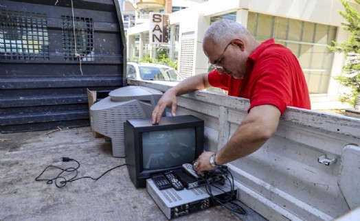 Karşıyaka’da elektronik atıklar, öğrenciler için tablete dönüşüyor