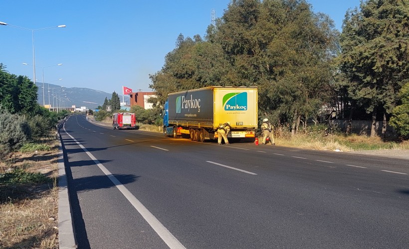 Kemalpaşa'da asit yüklü tırda sızıntı paniği