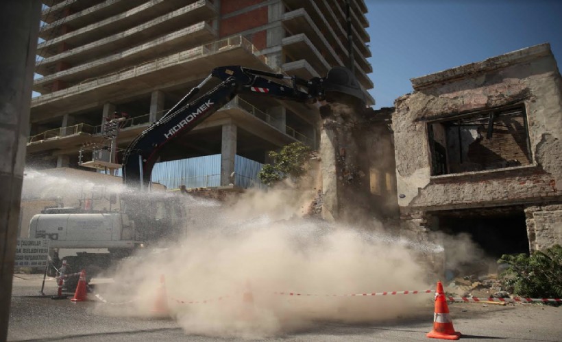 Konak’ta tehlike saçan iki binanın yıkımı gerçekleşti