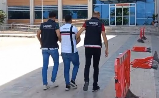 Ödemiş'te polisi görünce uyuşturucuları atan torbacı yakalandı