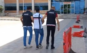 Ödemiş'te polisi görünce uyuşturucuları atan torbacı yakalandı