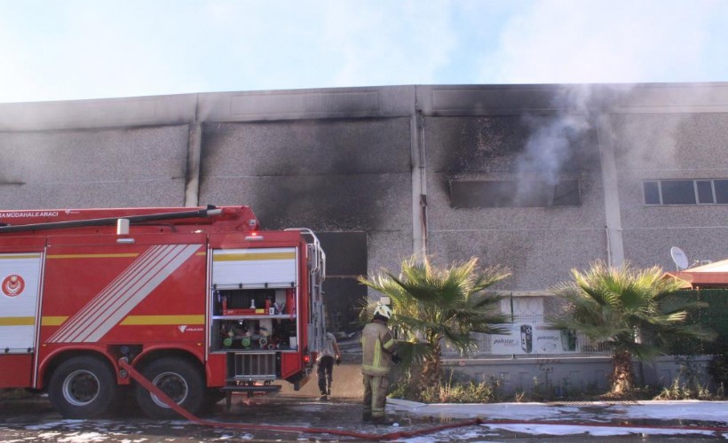 İzmir'de polyester fabrikası ve tekstil atölyesi alev alev yandı