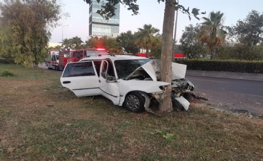 Satılık araçla ağaca çarpan sürücü hayatını kaybetti