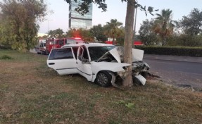 Satılık araçla ağaca çarpan sürücü hayatını kaybetti