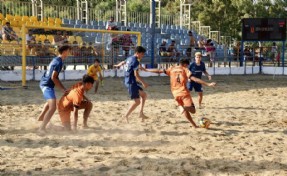 Seferihisar'daki plaj futbol turnuvasında sakin şehrin gençleri şampiyon!