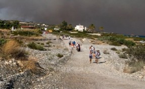 Rodos adasında orman yangını: 40 bin kişi tahliye edildi