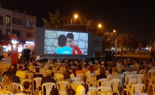 Açık havada sinema keyfi büyük ilgi görüyor