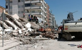 Ağır hasarlı bina yıkımda çöktü, enkaz altında kalan operatör öldü