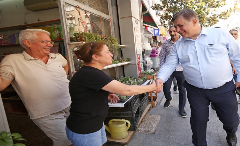 Başkan Tugay, daha sağlıklı bir kent yaşamı için Karşıyaka’yı adım adım geziyor