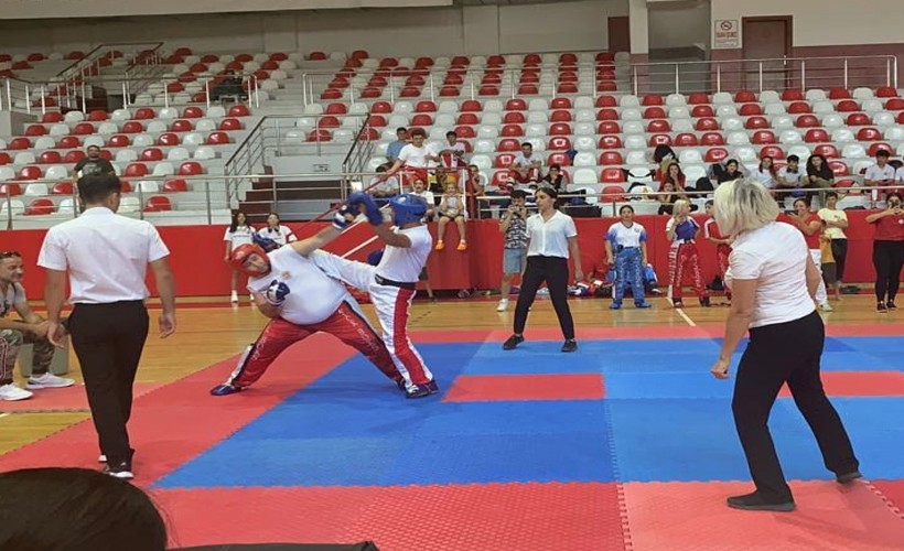 Bayraklılı sporculardan Kick Boks başarısı