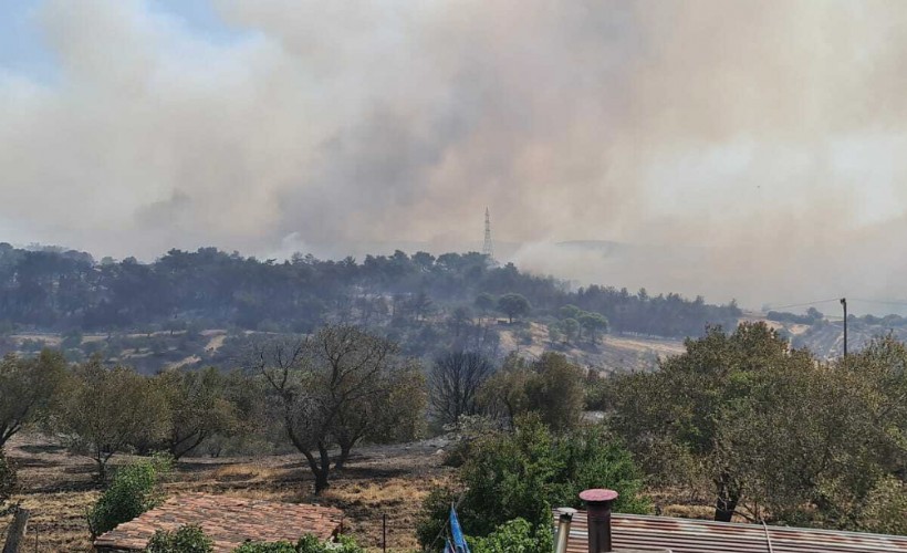 Çanakkale'deki dün başlayan yangın, rüzgarın da etkisiyle sürüyor