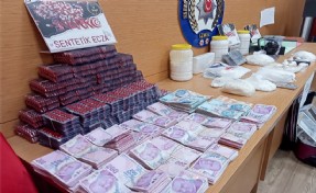 İzmir'de bir evden 13,5 kilogram kokain ve binlerce hap çıktı