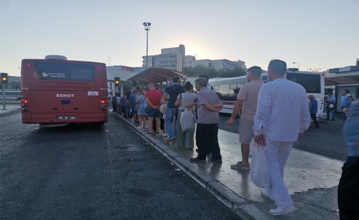 İzmir’de duraklarda ve trafikte grev yoğunluğu