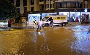 İzmir’de hareketli gece: Ana boru patladı, 2 mahalleyi su bastı