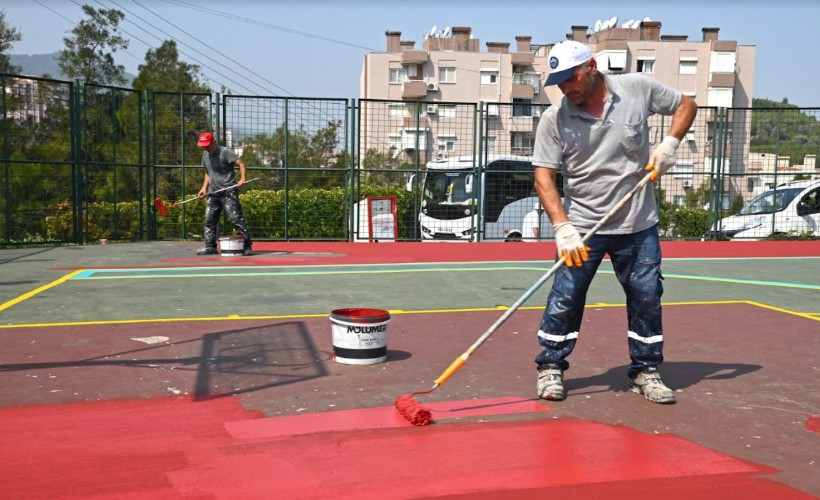 Karabağlar’ın parkları renkleniyor