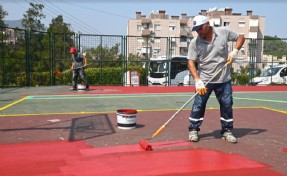 Karabağlar’ın parkları renkleniyor