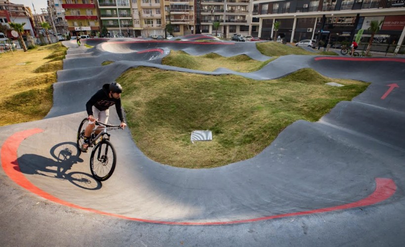 Karşıyaka’da pump track bisiklet parkuru yoğun ilgi görüyor