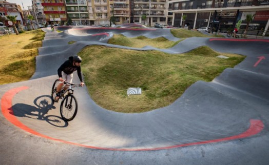 Karşıyaka’da pump track bisiklet parkuru yoğun ilgi görüyor