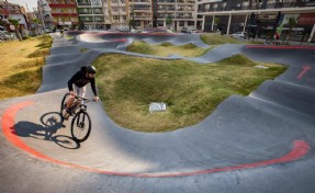 Karşıyaka’da pump track bisiklet parkuru yoğun ilgi görüyor