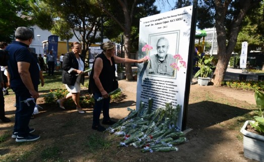 Merhum Akyarlı İzmir Kent Konseyi Parkı’nda anıldı