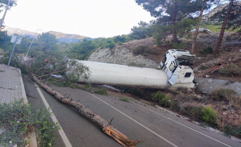 Muğla'da doğalgaz yüklü tanker uçuruma yuvarlandı