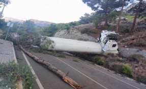 Muğla'da doğalgaz yüklü tanker uçuruma yuvarlandı