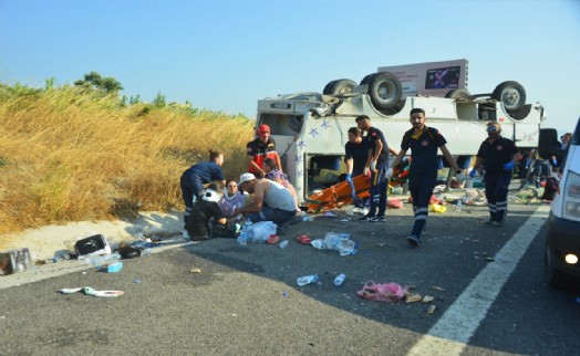 Tarım işçilerini taşıyan minibüs takla attı