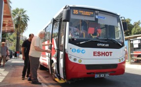 İzmir'de 65 yaş üstü vatandaşlar ücretsiz toplu taşımadan memnun