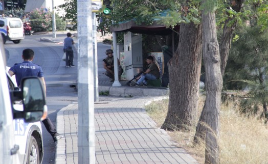 Bekçiyi vuran saldırgan yakalanacağını anlayınca tüfeği başına dayadı