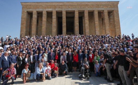 CHP 100 yaşında: Kılıçdaroğlu 1922 kişi ile Anıtkabir'i ziyaret etti